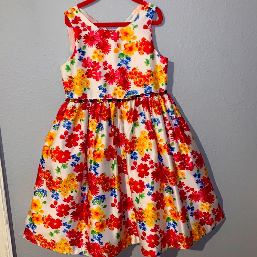 This is a girls pretty flower dress.🌸🌺